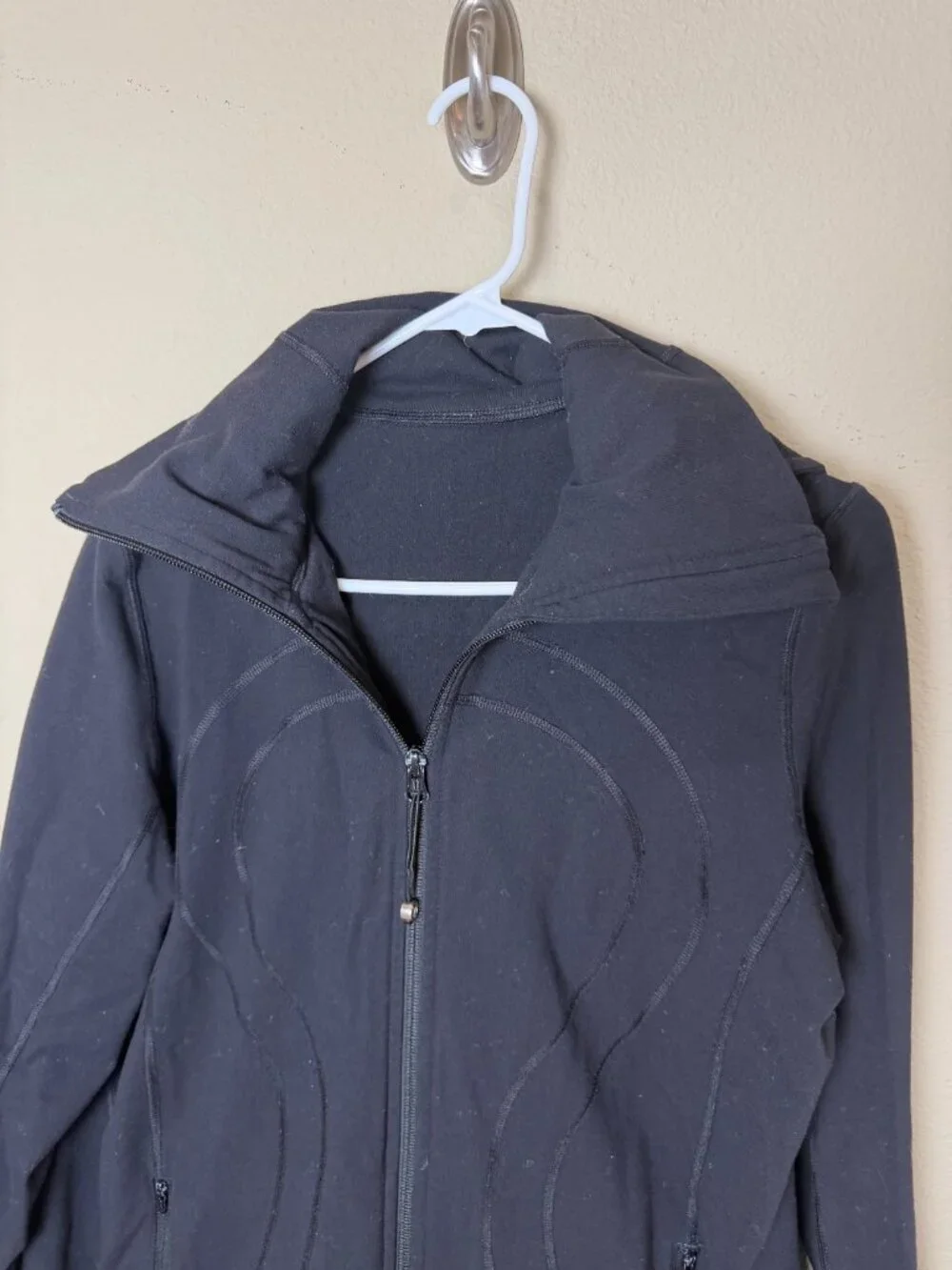 Lululemon In Stride black jacket with a high collar and full zip closure Size 10